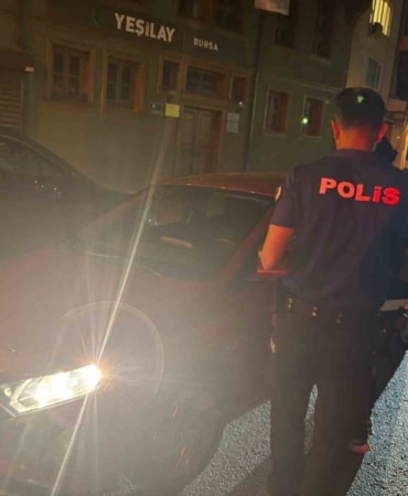BURSA’DA POLİS EKİPLERİNCE OSMANGAZİ VE YILDIRIM İLÇELERİNDE GERÇEKLEŞTİRİLEN 'HUZUR' UYGULAMASINDA 3 ARANAN ŞAHIS YAKALANIRKEN, 4,53 GRAM ESRAR ELE GEÇİRİLDİ.