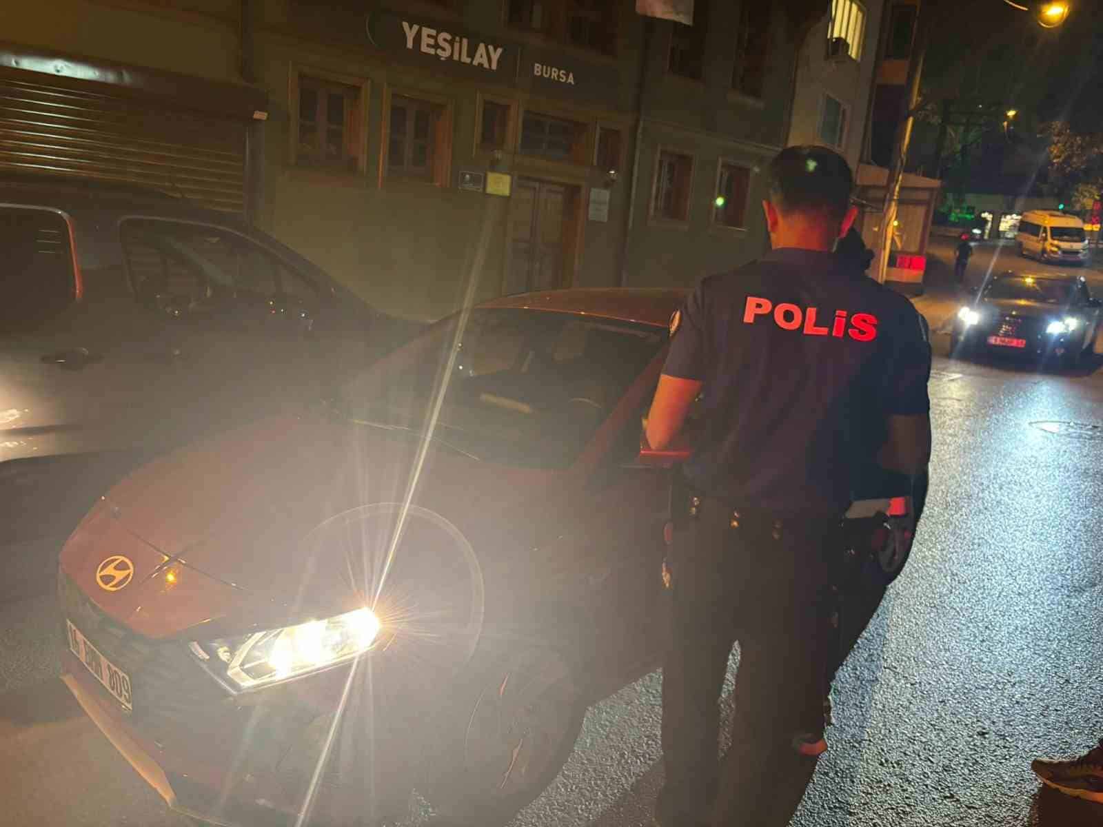 BURSA’DA POLİS EKİPLERİNCE OSMANGAZİ VE YILDIRIM İLÇELERİNDE GERÇEKLEŞTİRİLEN 'HUZUR' UYGULAMASINDA 3 ARANAN ŞAHIS YAKALANIRKEN, 4,53 GRAM ESRAR ELE GEÇİRİLDİ.