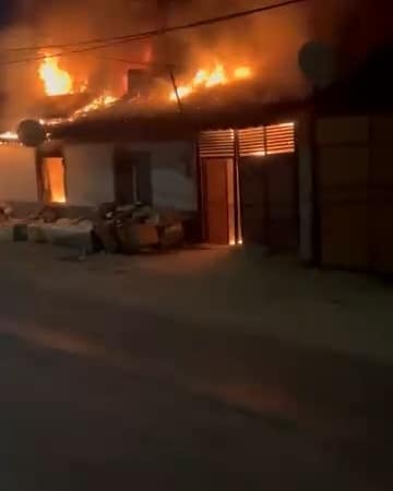 BURSA’NIN KARACABEY İLÇESİNE BAĞLI BAKIRKÖY MAHALLESİ’NDE BİR EVDE YANGIN ÇIKTI. HENÜZ BELİRLENEMEYEN NEDENLE ÇIKAN YANGINDA EV ALEVLERE TESLİM OLURKEN, YANGIN ANLARI KAMERAYA YANSIDI.