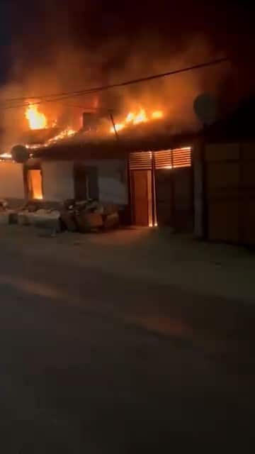 BURSA’NIN KARACABEY İLÇESİNE BAĞLI BAKIRKÖY MAHALLESİ’NDE BİR EVDE YANGIN ÇIKTI. HENÜZ BELİRLENEMEYEN NEDENLE ÇIKAN YANGINDA EV ALEVLERE TESLİM OLURKEN, YANGIN ANLARI KAMERAYA YANSIDI.