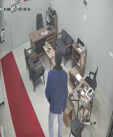 BURSA’DA BİR BEYAZ EŞYA TAMİRHANESİNE GİREN ŞAHIS, MASANIN ÜZERİNDE BULUNAN CEP TELEFONUNU ÇALDI. HIRSIZLIK ANI İŞ YERİNİN GÜVENLİK KAMERASINA YANSIDI.
