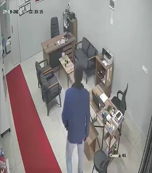 BURSA’DA BİR BEYAZ EŞYA TAMİRHANESİNE GİREN ŞAHIS, MASANIN ÜZERİNDE BULUNAN CEP TELEFONUNU ÇALDI. HIRSIZLIK ANI İŞ YERİNİN GÜVENLİK KAMERASINA YANSIDI.