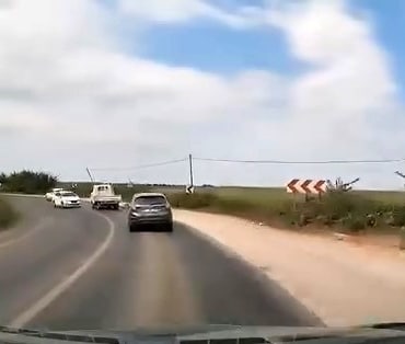 BURSA’NIN KARACABEY İLÇESİNDE BOĞAZ YOLU ÜZERİNDE VİRAJA HIZLI GİREN OTOMOBİL KAZAYA NEDEN OLDU. KAZA ANI ARAÇ İÇİ KAMERASINA YANSIRKEN, OLAYDA ŞANS ESERİ YARALANAN OLMADI.