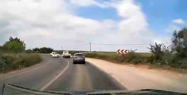 BURSA’NIN KARACABEY İLÇESİNDE BOĞAZ YOLU ÜZERİNDE VİRAJA HIZLI GİREN OTOMOBİL KAZAYA NEDEN OLDU. KAZA ANI ARAÇ İÇİ KAMERASINA YANSIRKEN, OLAYDA ŞANS ESERİ YARALANAN OLMADI.