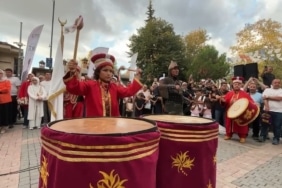 BURSA'NIN FETHİNİN 700. YILI VE 30 AĞUSTOS ZAFER BAYRAMI DOLAYISIYLA DÜZENLENEN KUTLAMALARDA BURSA TARİHİ MEHTER TAKIMI, ULU CAMİ YANINDA KONSER VERDİ. YÜZLERCE BURSALI VE YURT DIŞINDAN KENTE GELEN GURBETÇİNİN İLGİYLE TAKİP ETTİĞİ KONSERDE, 5 VE 10 YAŞINDAKİ MEHTER TAKIMININ EN KÜÇÜK ÜYELERİ İZLEYENLERİN BEĞENİSİNİ TOPLADI.