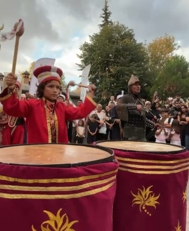 BURSA'NIN FETHİNİN 700. YILI VE 30 AĞUSTOS ZAFER BAYRAMI DOLAYISIYLA DÜZENLENEN KUTLAMALARDA BURSA TARİHİ MEHTER TAKIMI, ULU CAMİ YANINDA KONSER VERDİ. YÜZLERCE BURSALI VE YURT DIŞINDAN KENTE GELEN GURBETÇİNİN İLGİYLE TAKİP ETTİĞİ KONSERDE, 5 VE 10 YAŞINDAKİ MEHTER TAKIMININ EN KÜÇÜK ÜYELERİ İZLEYENLERİN BEĞENİSİNİ TOPLADI.