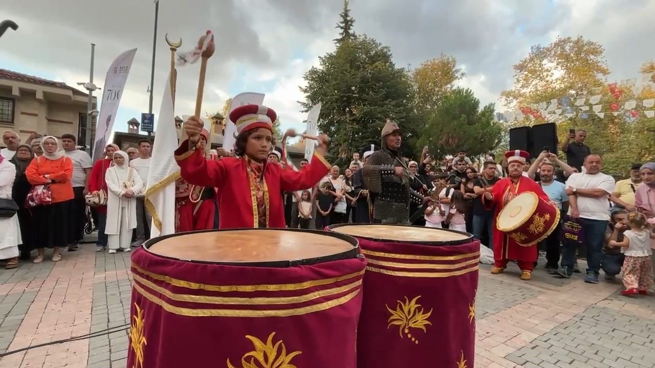 BURSA'NIN FETHİNİN 700. YILI VE 30 AĞUSTOS ZAFER BAYRAMI DOLAYISIYLA DÜZENLENEN KUTLAMALARDA BURSA TARİHİ MEHTER TAKIMI, ULU CAMİ YANINDA KONSER VERDİ. YÜZLERCE BURSALI VE YURT DIŞINDAN KENTE GELEN GURBETÇİNİN İLGİYLE TAKİP ETTİĞİ KONSERDE, 5 VE 10 YAŞINDAKİ MEHTER TAKIMININ EN KÜÇÜK ÜYELERİ İZLEYENLERİN BEĞENİSİNİ TOPLADI.