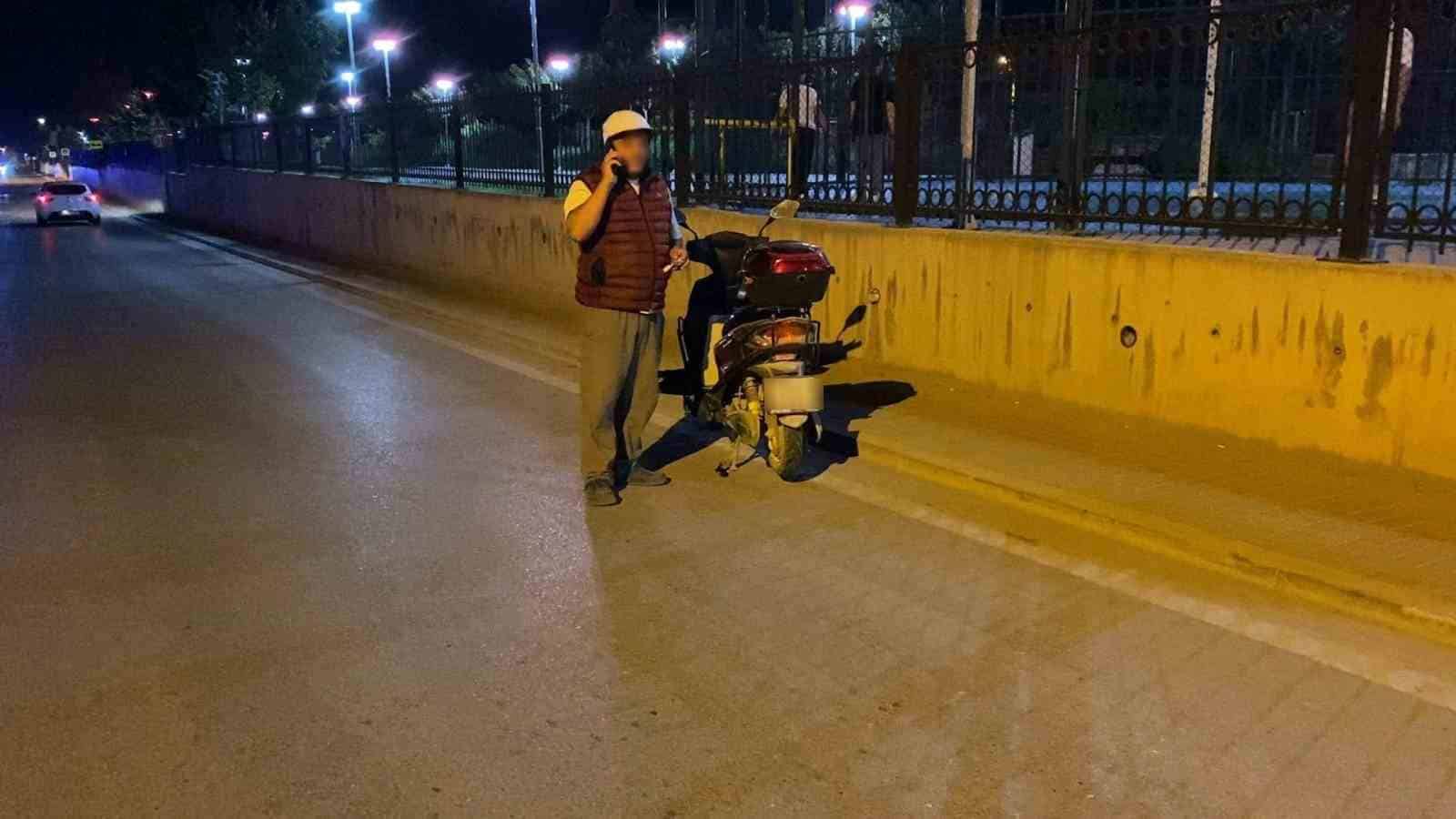 BURSA'NIN İNEGÖL İLÇESİNDE ELEKTRİKLİ MOTOSİKLETİYLE 1.37 PROMİL ALKOLLÜ OLDUĞU BELİRLENEN SÜRÜCÜYE 52 BİN 719 TL İDARİ PARA CEZASI UYGULANIRKEN, SÜRÜCÜ BELGESİNE İSE 2 YIL SÜREYLE EL KONULDU.