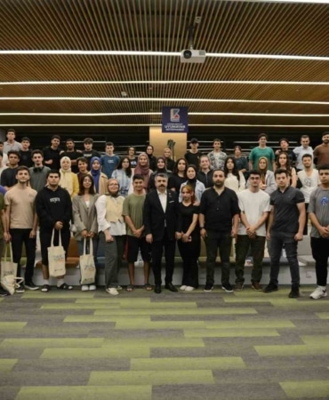 YILDIRIM BELEDİYESİ SPORDAN EĞİTİME, KÜLTÜREL FAALİYETLERDEN SOSYAL YAŞAMA KADAR HAYATIN HER ALANINDA GENÇLERİN YANINDA OLMAYA DEVAM EDİYOR. YILDIRIM BELEDİYESİ İLÇEYE KAZANDIRDIĞI SPOR TESİSLERİ İLE SON 7 YILDA 384 BİN VATANDAŞA SPOR EĞİTİM VE HİZMETİ VERDİ. BUNUN YANI SIRA, EĞİTİM VE KÜLTÜR VİZYONUNUN ÖNEMLİ BİR PARÇASI OLAN YILDIRIM'DAKİ KÜTÜPHANELER, BUGÜNE KADAR 2,5 MİLYON ZİYARETÇİYİ AĞIRLADI.