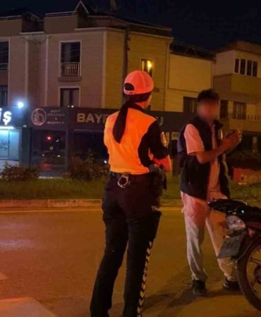 İNEGÖL'DE TRAFİK EKİPLERİNİN DURDURDUĞU PLAKASIZ MOTOSİKLETİN SÜRÜCÜSÜNE, ÇEŞİTLİ İHLALLER NEDENİYLE YAKLAŞIK 90 BİN TL İDARİ PARA CEZASI UYGULANDI. CEZA MİKTARINI DUYAN SÜRÜCÜNÜN TEPKİSİ İSE DİKKAT ÇEKTİ. SÜRÜCÜ, "O ZAMAN BİZ YOLUMUZA BAKIYORUZ. KOLAY GELSİN" DİYEREK OLAY YERİNDEN YAYA OLARAK AYRILIP EVİNE GİTTİ.