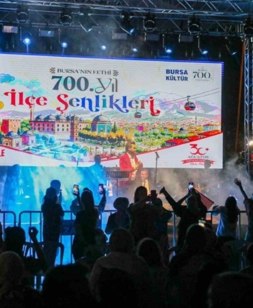 BURSA BÜYÜKŞEHİR BELEDİYESİ’NİN, ‘BURSA’NIN FETHİNİN 700’ÜNCÜ YILI’ ETKİNLİKLERİ ÇERÇEVESİNDE 3 TEMMUZ’DA BAŞLATTIĞI ‘700’ÜNCÜ YIL İLÇE ŞENLİKLERİ’, 30 AĞUSTOS ZAFER BAYRAMI COŞKUSUYLA GÖKDERE MİLLET BAHÇESİ’NDE DÜZENLENEN KAPANIŞ ŞENLİĞİYLE TAMAMLANDI.