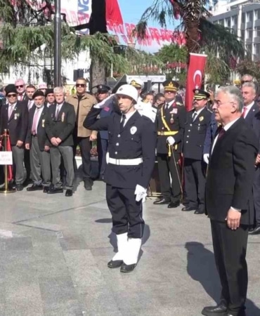 BURSA’DA 30 AĞUSTOS ZAFER BAYRAMI’NIN 104’ÜNCÜ YIL DÖNÜMÜ DÜZENLENEN TÖRENLERLE BÜYÜK BİR COŞKUYLA KUTLANDI. KENTİN CADDE VE SOKAKLARI TÜRK BAYRAKLARIYLA DONATILIRKEN, VATANDAŞLAR ZAFER BAYRAMI HEYECANINA ORTAK OLDU.
