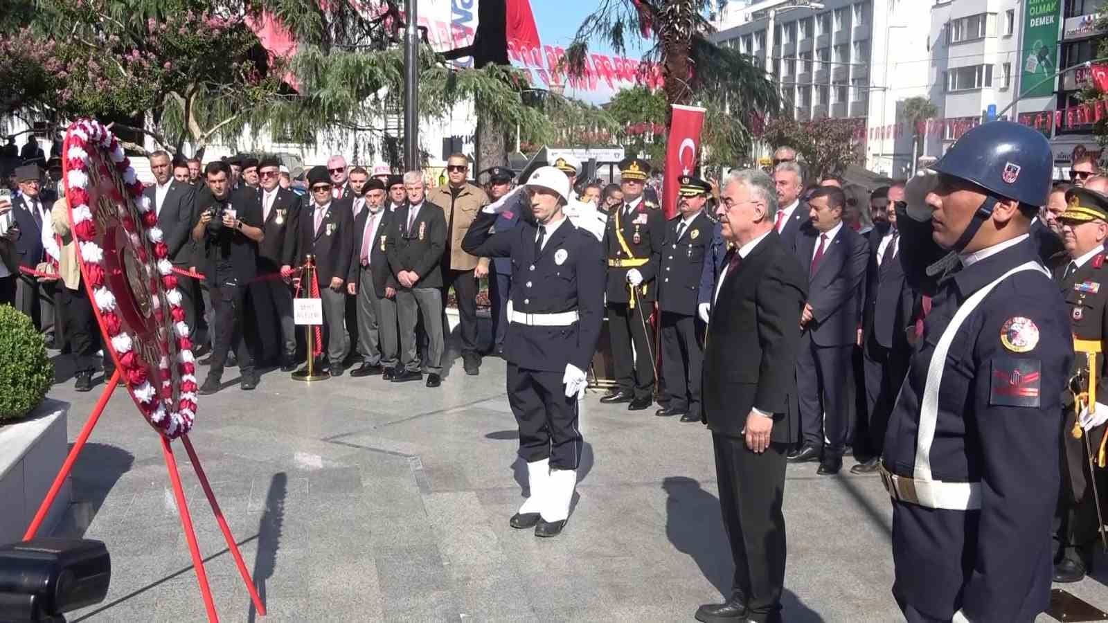 BURSA’DA 30 AĞUSTOS ZAFER BAYRAMI’NIN 104’ÜNCÜ YIL DÖNÜMÜ DÜZENLENEN TÖRENLERLE BÜYÜK BİR COŞKUYLA KUTLANDI. KENTİN CADDE VE SOKAKLARI TÜRK BAYRAKLARIYLA DONATILIRKEN, VATANDAŞLAR ZAFER BAYRAMI HEYECANINA ORTAK OLDU.