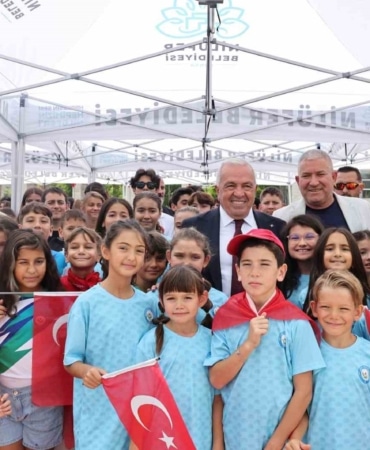 NİLÜFER BELEDİYESİ, 30 AĞUSTOS ZAFER BAYRAMI’NIN 104’ÜNCÜ YIL DÖNÜMÜNÜ CUMHURİYET MEYDANI’NDA DÜZENLENEN TÖRENLE KUTLADI. TÖRENDE KONUŞAN NİLÜFER BELEDİYE BAŞKANI ŞADİ ÖZDEMİR, "NİLÜFER’İ ÖZGÜR, ADİL VE ÇAĞDAŞ BİR KENT OLARAK GELECEĞE TAŞIMAK, ATA’MIZA VERDİĞİMİZ EN SOMUT SÖZDÜR" DEDİ.