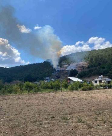BURSA’NIN KESTEL İLÇESİNDE TARIM ARAZİSİNDE BAŞLAYAN OT YANGINI, KISA SÜREDE ORMANLIK ALANA SIÇRADI. YANGINA HAVADAN VE KARADAN MÜDAHALE EDİLİRKEN, YERLEŞİM YERLERİNE YAKIN BÖLGEDE EKİPLERİN ÇALIŞMALARI SÜRÜYOR.