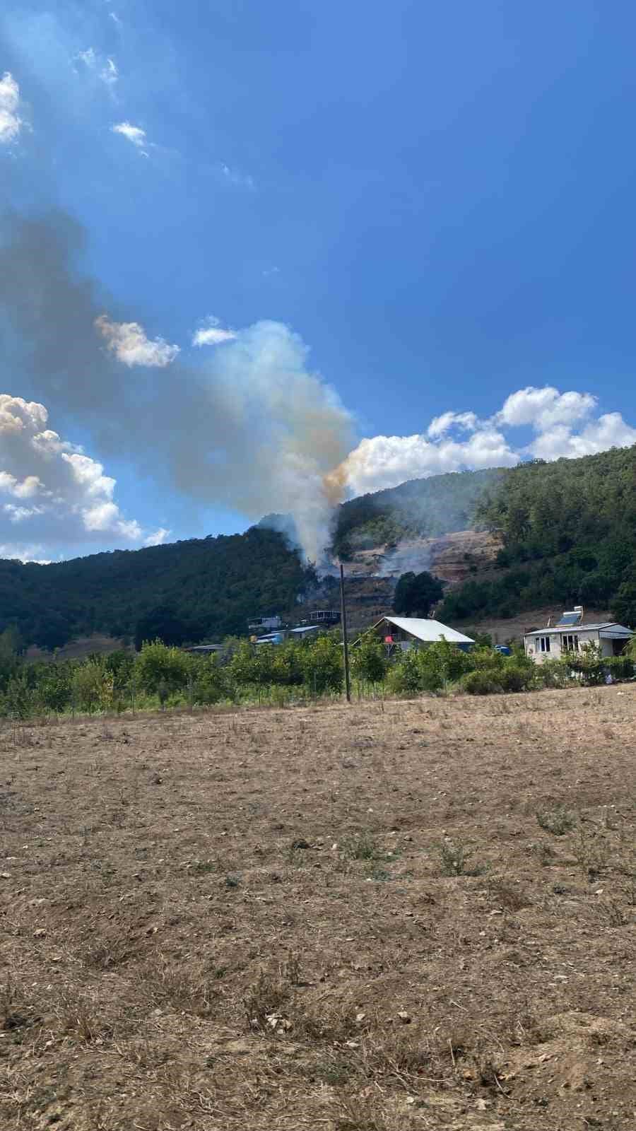 BURSA’NIN KESTEL İLÇESİNDE TARIM ARAZİSİNDE BAŞLAYAN OT YANGINI, KISA SÜREDE ORMANLIK ALANA SIÇRADI. YANGINA HAVADAN VE KARADAN MÜDAHALE EDİLİRKEN, YERLEŞİM YERLERİNE YAKIN BÖLGEDE EKİPLERİN ÇALIŞMALARI SÜRÜYOR.