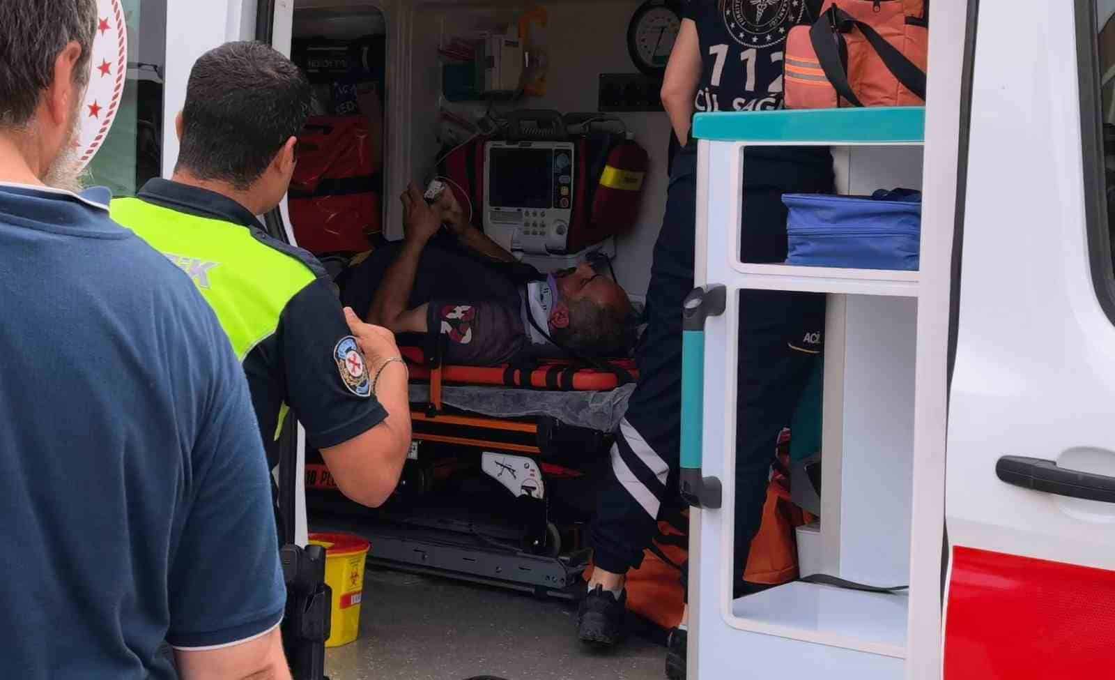 BURSA’NIN İNEGÖL İLÇESİNDE MEYDANA GELEN KAZADA, ÖNÜNE ANİDEN ÇIKAN KÖPEĞE ÇARPMAMAK İÇİN MANEVRA YAPAN MOTOSİKLET SÜRÜCÜSÜ KONTROLDEN ÇIKARAK DEVRİLDİ. KAZAYA NEDEN OLAN KÖPEĞİN, YARALI SÜRÜCÜNÜN BULUNDUĞU AMBULANSIN YANINDA DAKİKALARCA BEKLEMESİ DİKKAT ÇEKTİ.