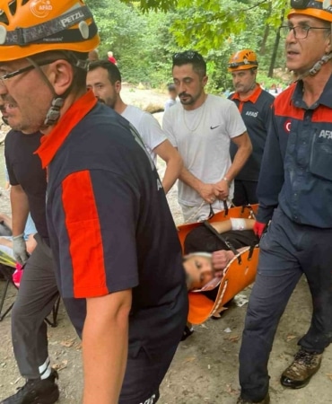 BURSA’NIN NİLÜFER İLÇESİNDE ORMANLIK ALANDA YÜRÜYÜŞ YAPAN KİŞİ, DENGESİNİ KAYBEDEREK KAYALIKLARDAN DERE YATAĞINA DÜŞTÜ. YAKLAŞIK 3 METRE YÜKSEKLİKTEN DÜŞEN VATANDAŞ, KURTARMA EKİPLERİNİN MÜDAHALESİYLE BULUNDUĞU YERDEN ÇIKARILDI.