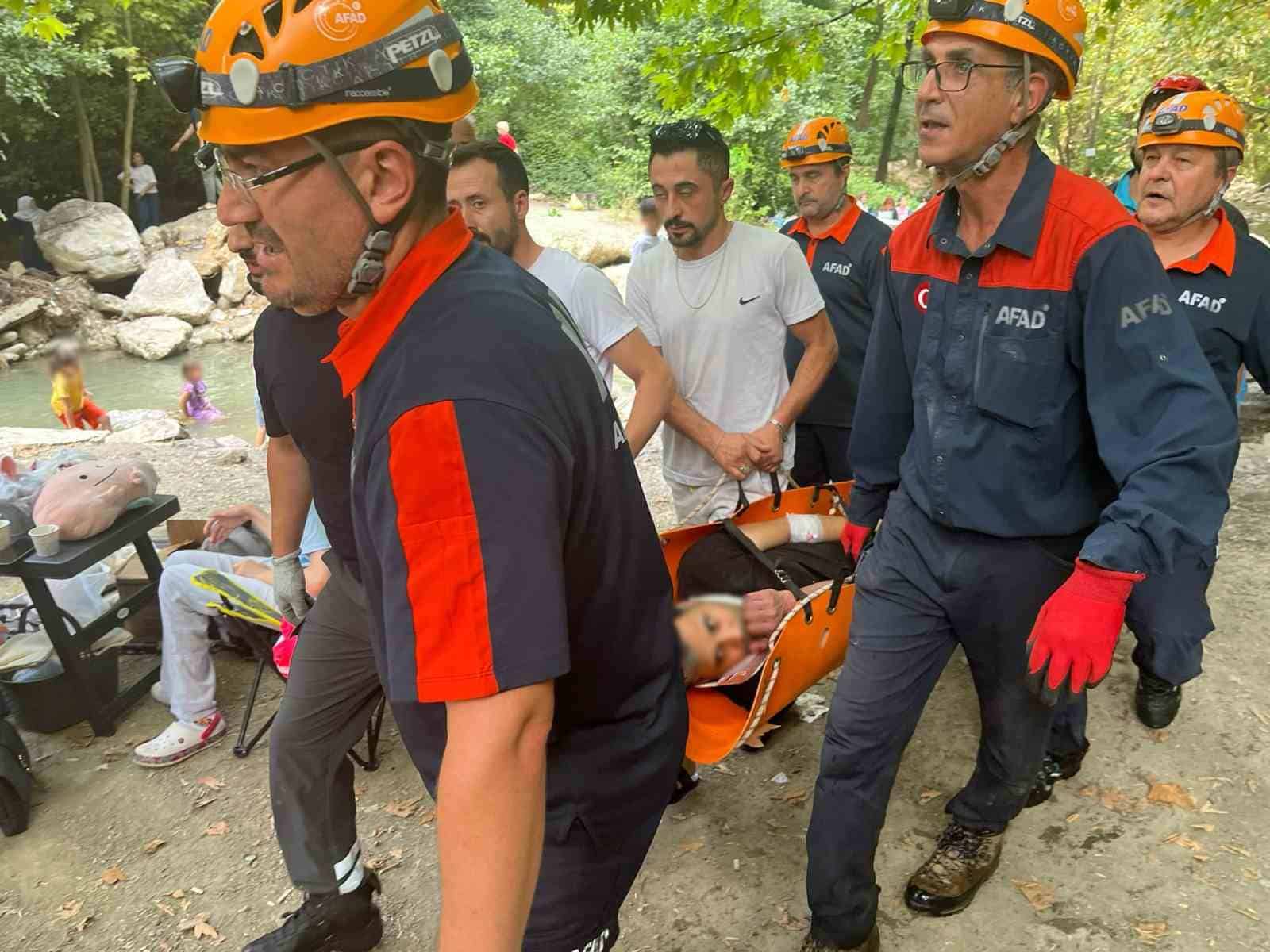 BURSA’NIN NİLÜFER İLÇESİNDE ORMANLIK ALANDA YÜRÜYÜŞ YAPAN KİŞİ, DENGESİNİ KAYBEDEREK KAYALIKLARDAN DERE YATAĞINA DÜŞTÜ. YAKLAŞIK 3 METRE YÜKSEKLİKTEN DÜŞEN VATANDAŞ, KURTARMA EKİPLERİNİN MÜDAHALESİYLE BULUNDUĞU YERDEN ÇIKARILDI.