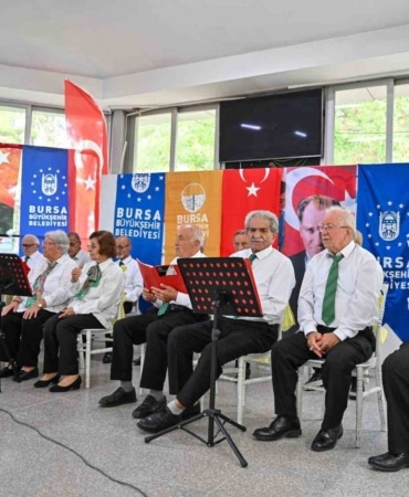BURSA BÜYÜKŞEHİR BELEDİYESİ, 30 AĞUSTOS ZAFER BAYRAMI COŞKUSUNU KENT SATHINA YAYDIĞI ETKİNLİKLER KAPSAMINDA HUZUREVİ SAKİNLERİ İÇİN DE ÖZEL BİR PROGRAM DÜZENLEDİ.