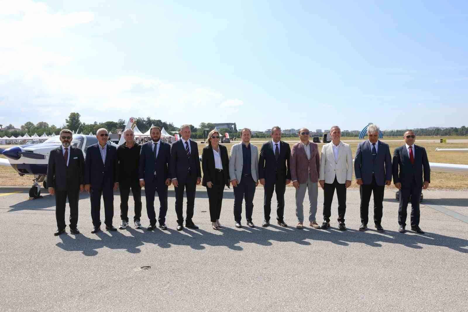 BURSA BÜYÜKŞEHİR BELEDİYESİ, 30 AĞUSTOS ZAFER BAYRAMI ETKİNLİKLERİ KAPSAMINDA YUNUSELİ HAVALİMANI’NDA ORGANİZE ETTİĞİ ‘HAVACILIK ŞÖLENİ’ İLE HAVACILIK TUTKUNLARINI ZAFER COŞKUSUNA ORTAK ETTİ.
