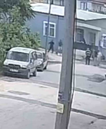 SİLAHLI SALDIRI ANI ÇEVREDE BULUNAN BİR EVİN GÜVENLİK KAMERASINA YANSIDI.