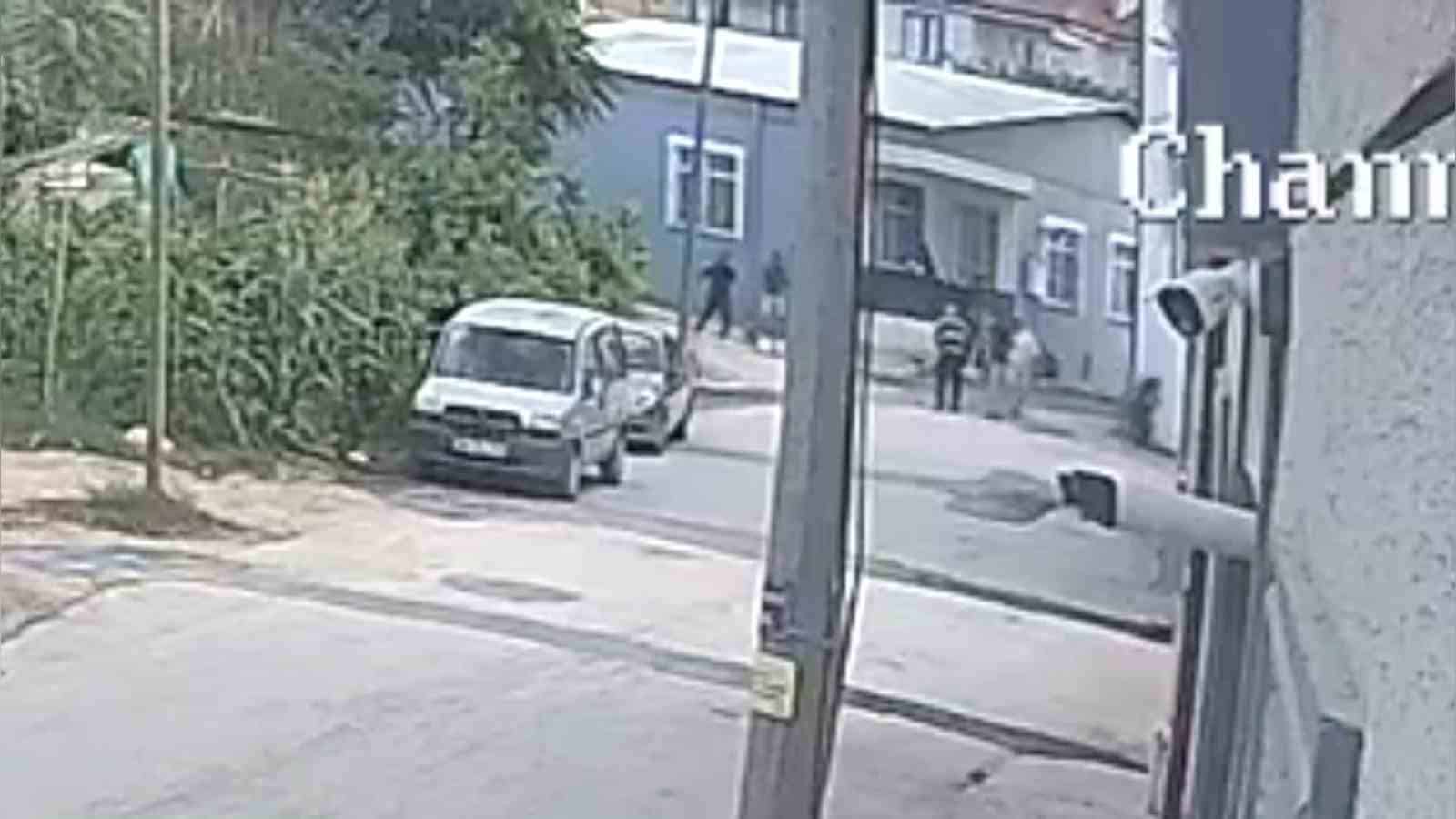 SİLAHLI SALDIRI ANI ÇEVREDE BULUNAN BİR EVİN GÜVENLİK KAMERASINA YANSIDI.