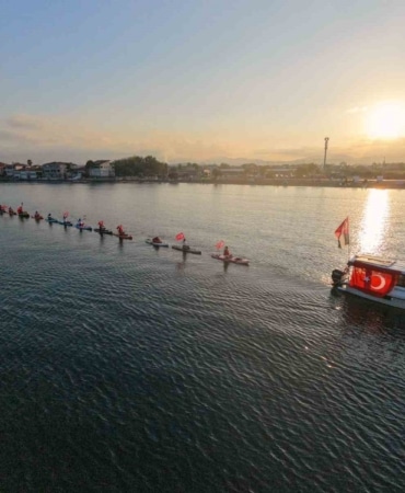 BURSA'DA ZAFER BAYRAM’I HEM DENİZDE HEM KARADA TAŞTI