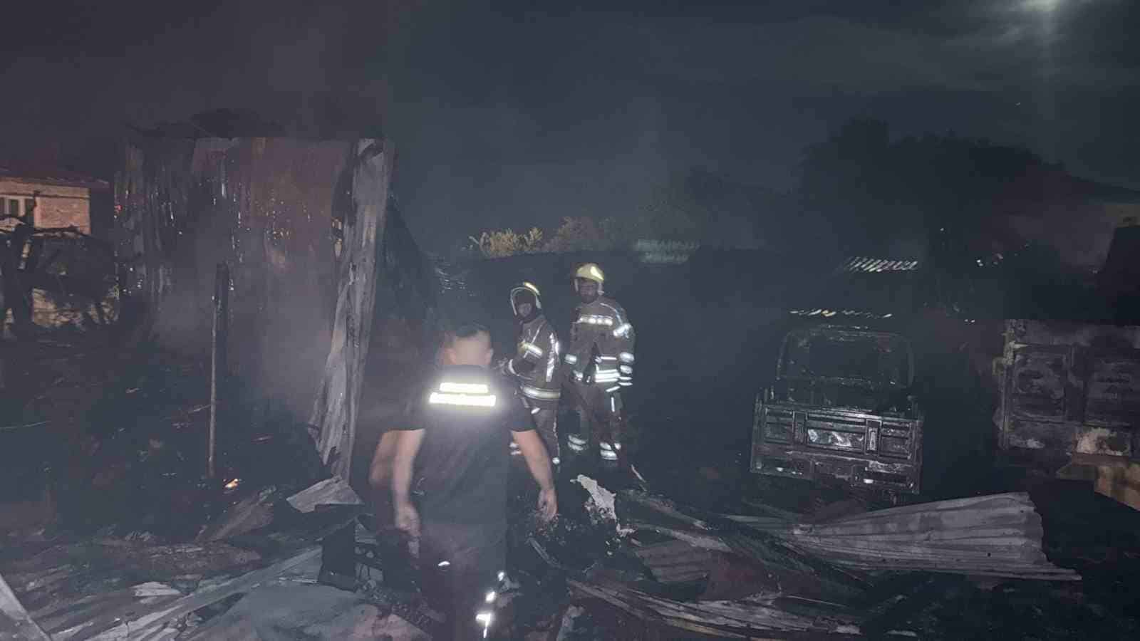 BURSA'NIN HARMANCIK İLÇESİNDE SAMANLIKTA BAŞLAYAN YANGIN, YAN TARAFINDA BULUNAN EVE SIÇRADI.