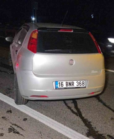 YALOVA-BURSA KARAYOLU ORHANGAZİ SÜPÜRGELİK MEVKİİNDE MEYDANA GELEN TRAFİK KAZASINDA KONTROLDEN ÇIKAN BİR OTOMOBİL BARİYERLERE ÇARPTI. SAVRULAN OTOMOBİLİN SÜRÜCÜSÜ YARALANDI.