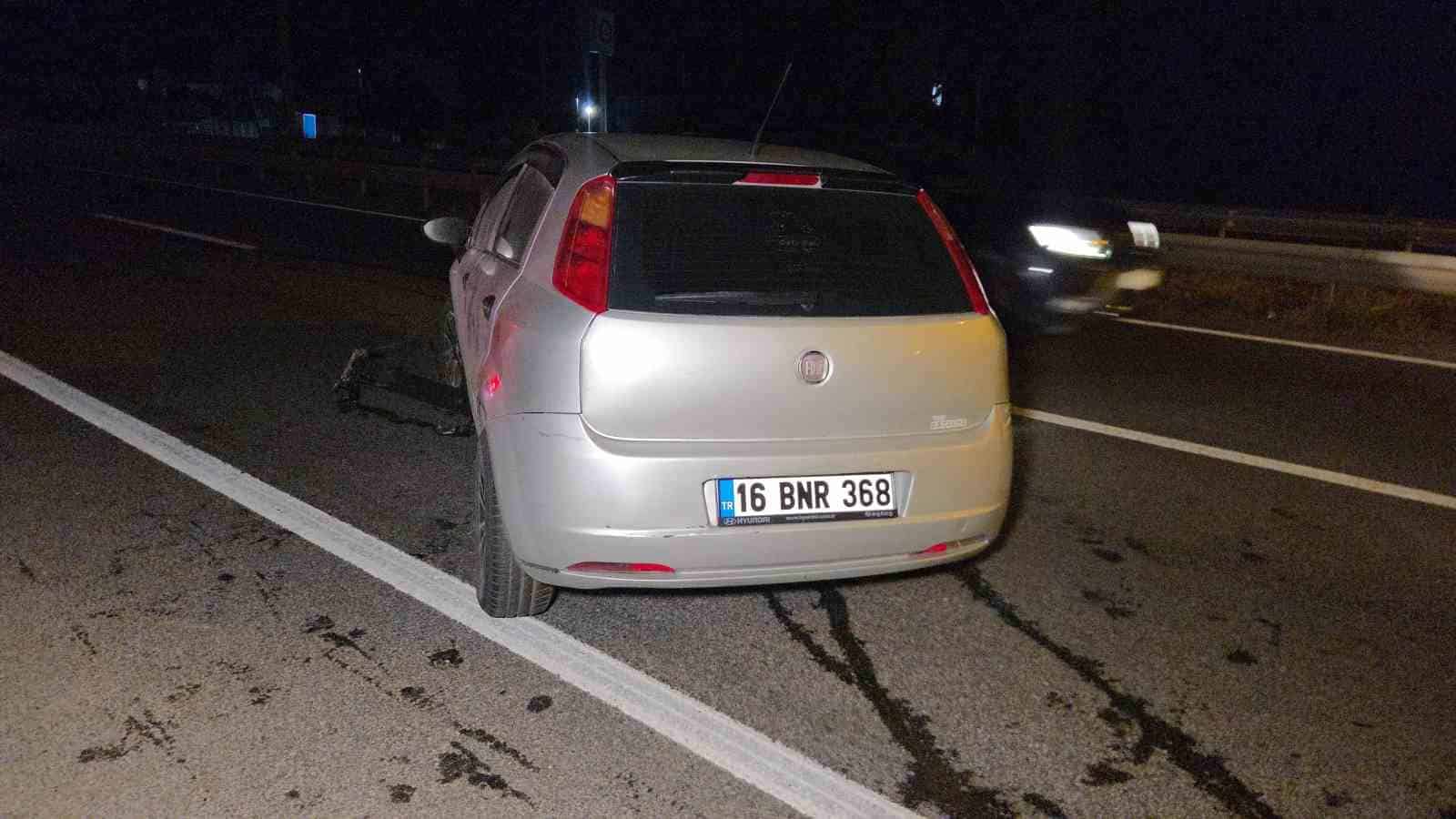 YALOVA-BURSA KARAYOLU ORHANGAZİ SÜPÜRGELİK MEVKİİNDE MEYDANA GELEN TRAFİK KAZASINDA KONTROLDEN ÇIKAN BİR OTOMOBİL BARİYERLERE ÇARPTI. SAVRULAN OTOMOBİLİN SÜRÜCÜSÜ YARALANDI.
