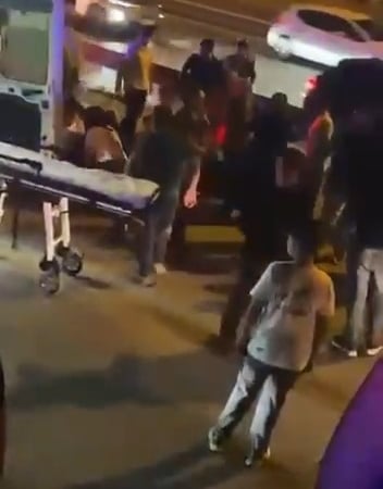 BURSA'DA İDDİAYA GÖRE KARŞIDAN KARŞIYA GEÇMEK İSTEYEN İKİ ŞAHIS OTOMOBİLİN ÇARPMASI SONUCU YARALANDI.