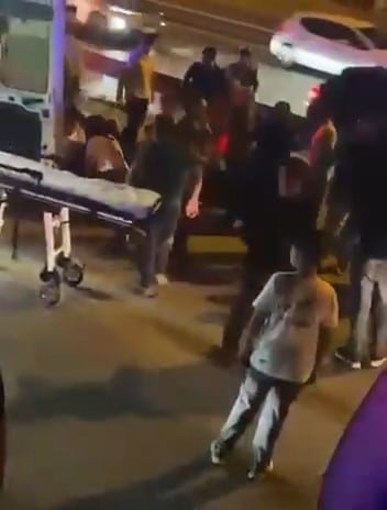 BURSA'DA İDDİAYA GÖRE KARŞIDAN KARŞIYA GEÇMEK İSTEYEN İKİ ŞAHIS OTOMOBİLİN ÇARPMASI SONUCU YARALANDI.