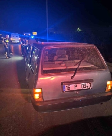 BURSA'DA YAKITI BİTEN OTOMOBİL SÜRÜCÜSÜ, ARACINA YAKIT İKMALİ YAPTIĞI SIRADA ARKADAN GELEN KAMYONETİN ÇARPMASI SONUCU AĞIR YARALANDI. AĞIR YARALANAN SÜRÜCÜ, YAPILAN TÜM MÜDAHALELERE RAĞMEN KURTARILAMADI.