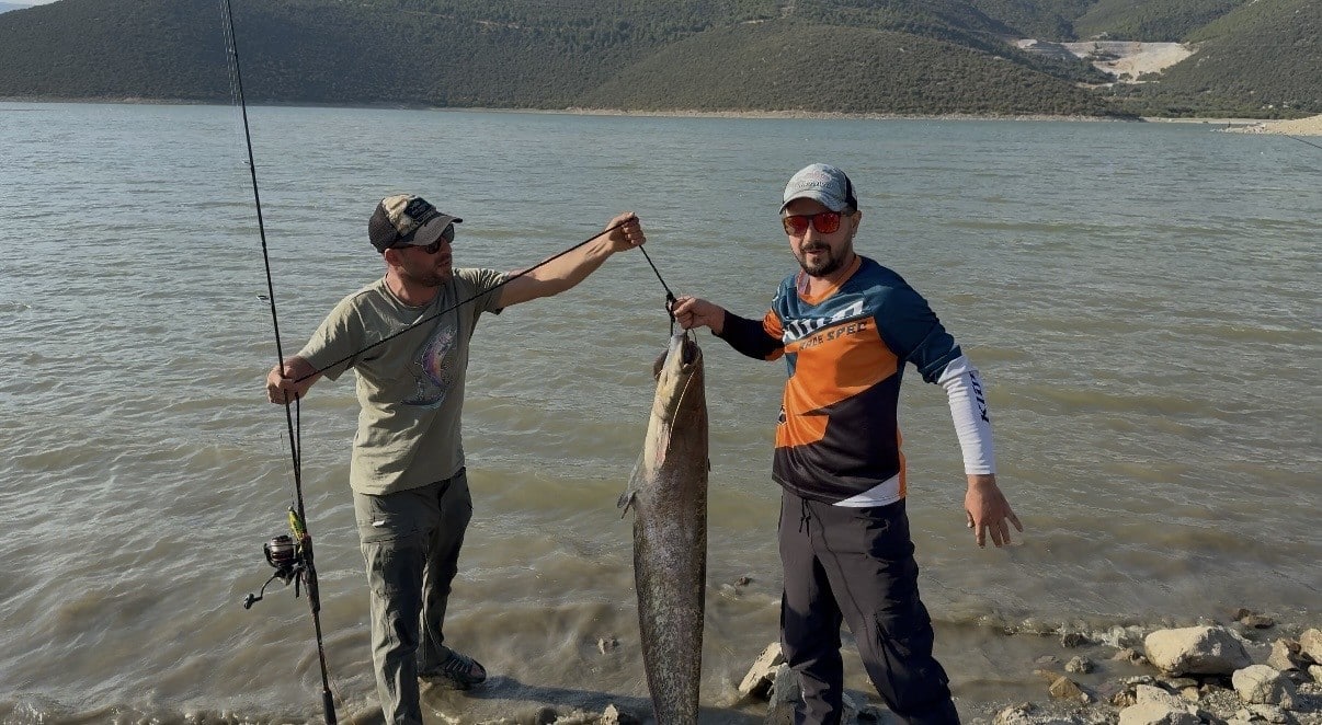 BURSA GÖLBAŞI’NDA TURNA AVINA ÇIKAN SPORTİF BALIKÇILAR ALİ TÜRKAY VE ENGİN SEKMEN, OLTALARINA GELEN GÜÇLÜ VURUŞLA BÜYÜK ŞAŞKINLIK YAŞADI.