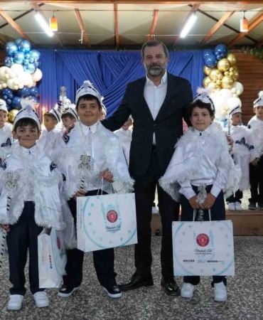 GÜRSU BELEDİYESİ’NİN HER YIL GELENEKSEL OLARAK DÜZENLEDİĞİ TOPLU SÜNNET ŞÖLENİ, BU YIL DA RENKLİ GÖRÜNTÜLERE SAHNE OLDU. SOSYAL BELEDİYECİLİK ANLAYIŞIYLA SÜRDÜRÜLEN SÜNNET MERASİMİ KAPSAMINDA ÇOCUKLAR İÇİN HER DETAYIN DÜŞÜNÜLDÜĞÜ ÖZEL BİR GECE DÜZENLENDİ.