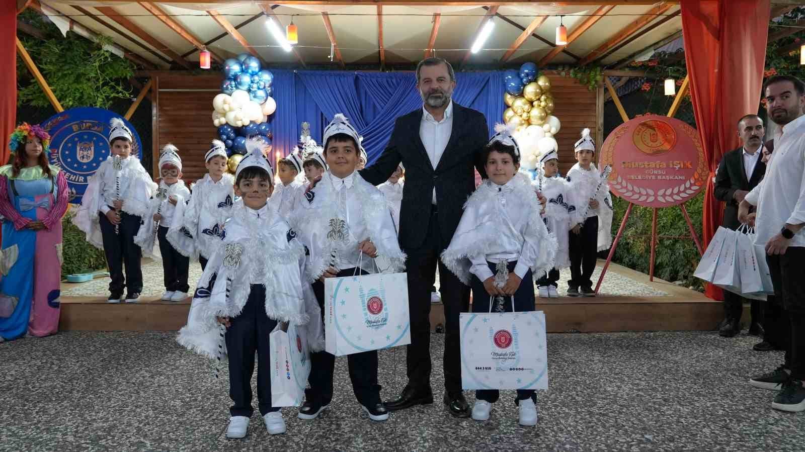 GÜRSU BELEDİYESİ’NİN HER YIL GELENEKSEL OLARAK DÜZENLEDİĞİ TOPLU SÜNNET ŞÖLENİ, BU YIL DA RENKLİ GÖRÜNTÜLERE SAHNE OLDU. SOSYAL BELEDİYECİLİK ANLAYIŞIYLA SÜRDÜRÜLEN SÜNNET MERASİMİ KAPSAMINDA ÇOCUKLAR İÇİN HER DETAYIN DÜŞÜNÜLDÜĞÜ ÖZEL BİR GECE DÜZENLENDİ.