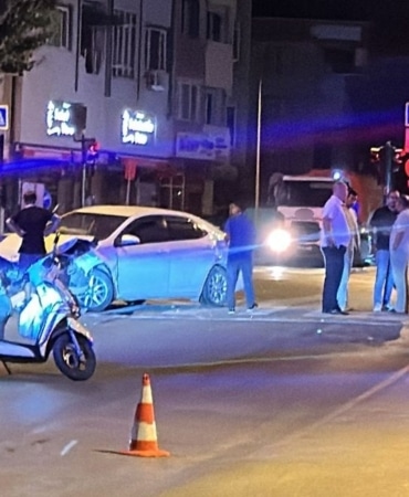 BURSA'NIN İNEGÖL İLÇESİNDE MEYDANA GELEN KAZADA 2 OTOMOBİL ÇARPIŞTI 9 KİŞİ YARALANDI. POLİS KAZAYLA İLGİLİ SORUŞTURMA BAŞLATTI.