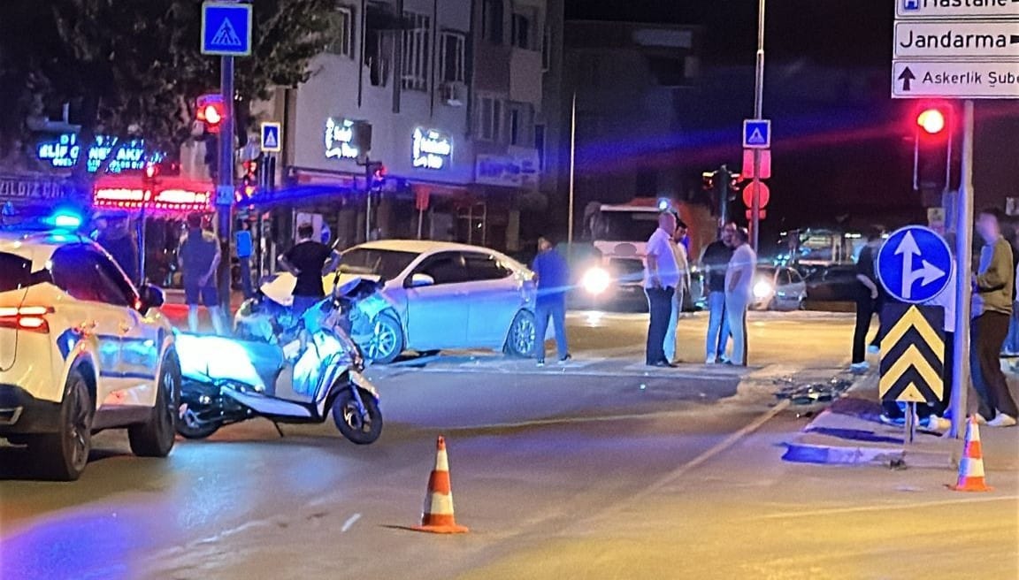 BURSA'NIN İNEGÖL İLÇESİNDE MEYDANA GELEN KAZADA 2 OTOMOBİL ÇARPIŞTI 9 KİŞİ YARALANDI. POLİS KAZAYLA İLGİLİ SORUŞTURMA BAŞLATTI.