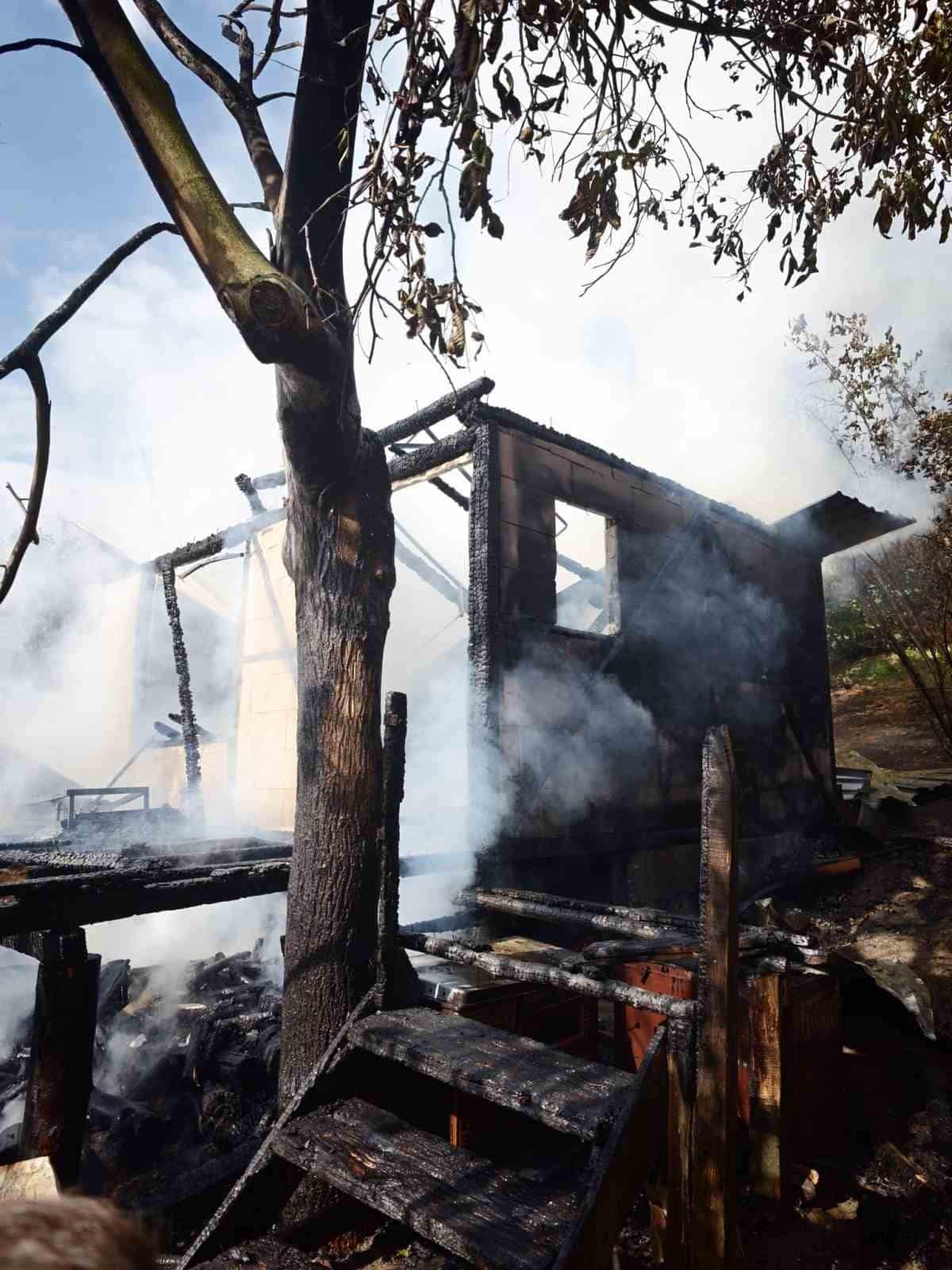 BURSA'NIN İNEGÖL İLÇESİNDE ÇIKAN YANGINDA BİR BARAKA TAMAMEN YANARAK KULLANILAMAZ HALE GELDİ. YANGIN SONRASI HARABEYE DÖNEN BARAKA YIKILDI.