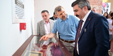 YILDIRIM BELEDİYESİ, 30 AĞUSTOS ZAFER BAYRAMI’NIN 104. YIL DÖNÜMÜNDE, TÜRK MİLLETİNİN BAĞIMSIZLIK MÜCADELESİNİ VE KAHRAMANLIK HAFIZASINI YAŞATAN ANLAMLI BİR SERGİYİ BURSALILARLA BULUŞTURDU.
