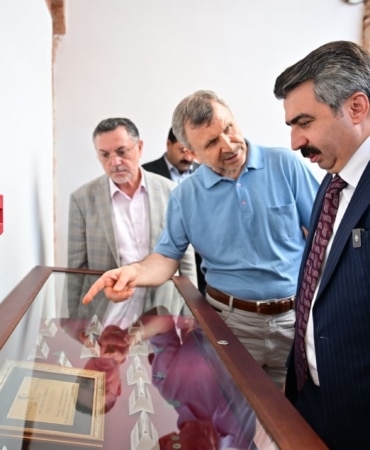YILDIRIM BELEDİYESİ, 30 AĞUSTOS ZAFER BAYRAMI’NIN 104. YIL DÖNÜMÜNDE, TÜRK MİLLETİNİN BAĞIMSIZLIK MÜCADELESİNİ VE KAHRAMANLIK HAFIZASINI YAŞATAN ANLAMLI BİR SERGİYİ BURSALILARLA BULUŞTURDU.