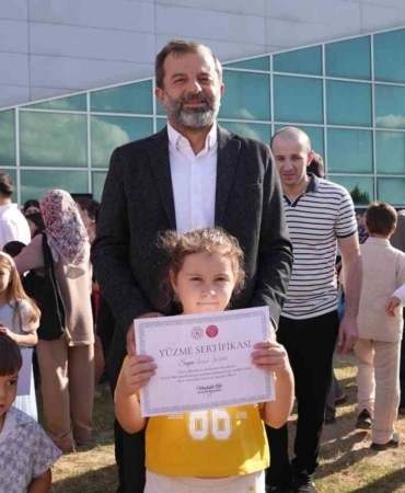 GÜRSU BELEDİYESİ, İLÇEDE YÜZME BİLMEYEN ÇOCUKLARA YÜZME ÖĞRETMEK İÇİN BAŞLATTIĞI YAZ KURSLARINDA 600 ÇOCUĞA YÜZME ÖĞRETİLMESİNİ SAĞLADI. GENÇLİK VE SPOR BAKANLIĞI’NIN ‘YÜZME BİLMEYEN KALMASIN PROJESİ’NE KAPSAMINDA AÇILAN KURSLARA BU YIL DA OLDUKÇA YOĞUN BİR İLGİ VE KATILIM VARDI.