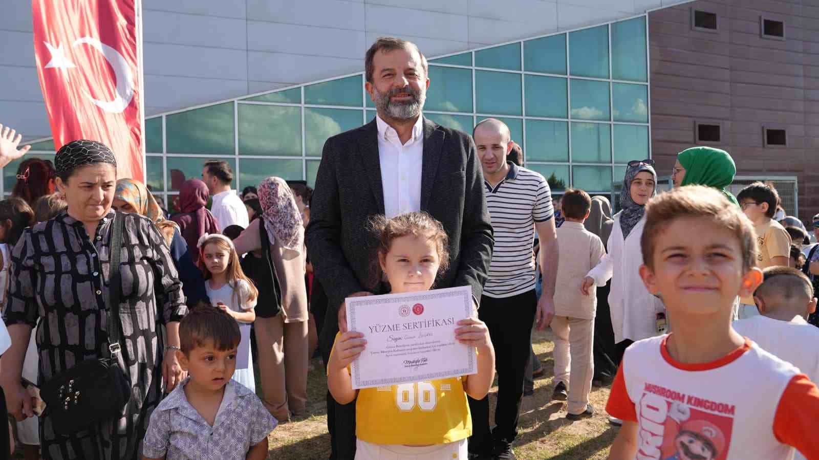 GÜRSU BELEDİYESİ, İLÇEDE YÜZME BİLMEYEN ÇOCUKLARA YÜZME ÖĞRETMEK İÇİN BAŞLATTIĞI YAZ KURSLARINDA 600 ÇOCUĞA YÜZME ÖĞRETİLMESİNİ SAĞLADI. GENÇLİK VE SPOR BAKANLIĞI’NIN ‘YÜZME BİLMEYEN KALMASIN PROJESİ’NE KAPSAMINDA AÇILAN KURSLARA BU YIL DA OLDUKÇA YOĞUN BİR İLGİ VE KATILIM VARDI.
