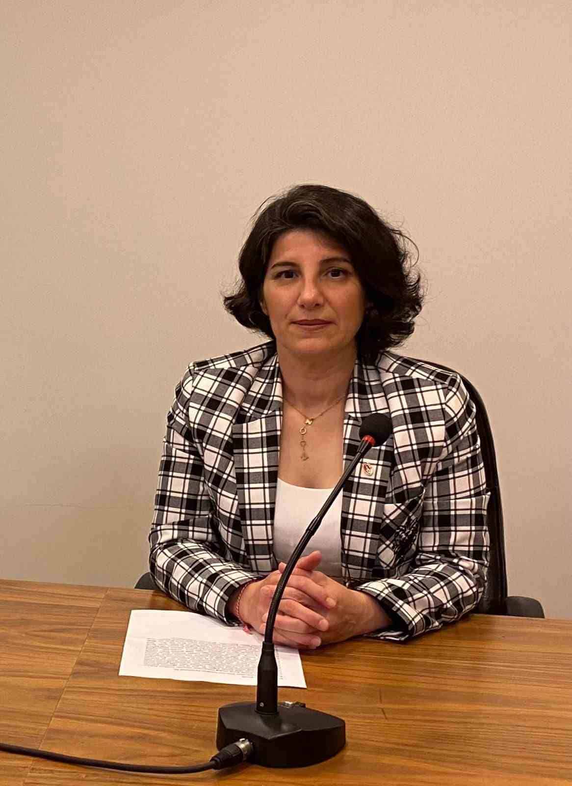 BURSA VETERİNER HEKİMLER ODASI BAŞKANI VETERİNER HEKİM MELİKE BAYSAL, BURSA'NIN ORHANELİ İLÇESİNE BAĞLI KARINCALI MAHALLESİNDEKİ BİR DÜĞÜN ORGANİZASYONUNDA İKRAM EDİLEN TAVUKLU PİLAVIN ARDINDAN ÇOK SAYIDA KİŞİNİN RAHATSIZLANMASI, TOPLU YEMEK ORGANİZASYONLARINDA GIDA GÜVENLİĞİNİN ÖNEMİNİ BİR KEZ DAHA GÜNDEME GETİRDİ.