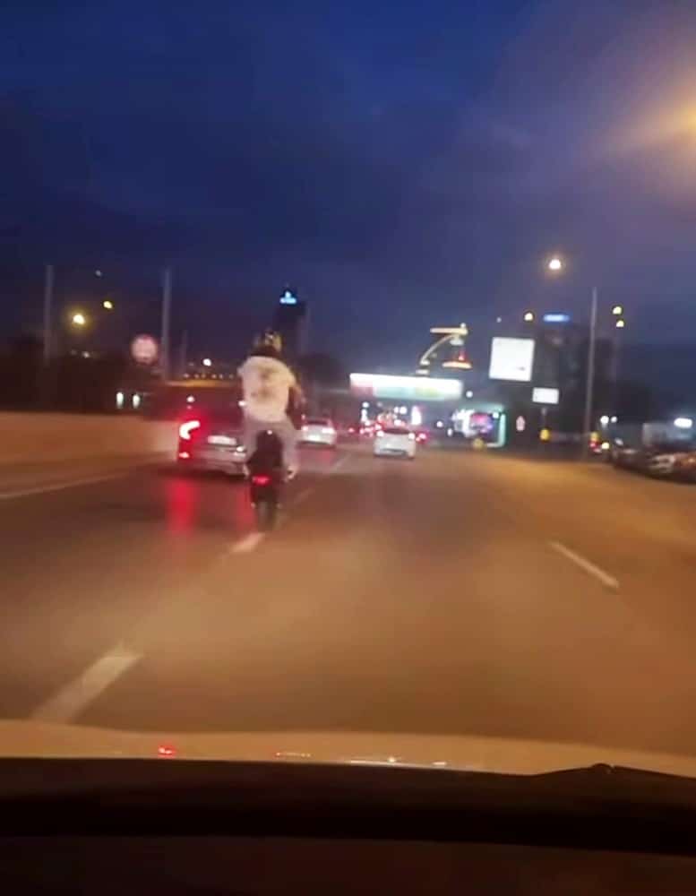 OSMANGAZİ İLÇESİNDE PLAKASIZ MOTOSİKLET SÜRÜCÜSÜ, TRAFİKTE SEYİR HALİNDEYKEN ÖN KALDIRARAK TEHLİKELİ HAREKETLER YAPTI.