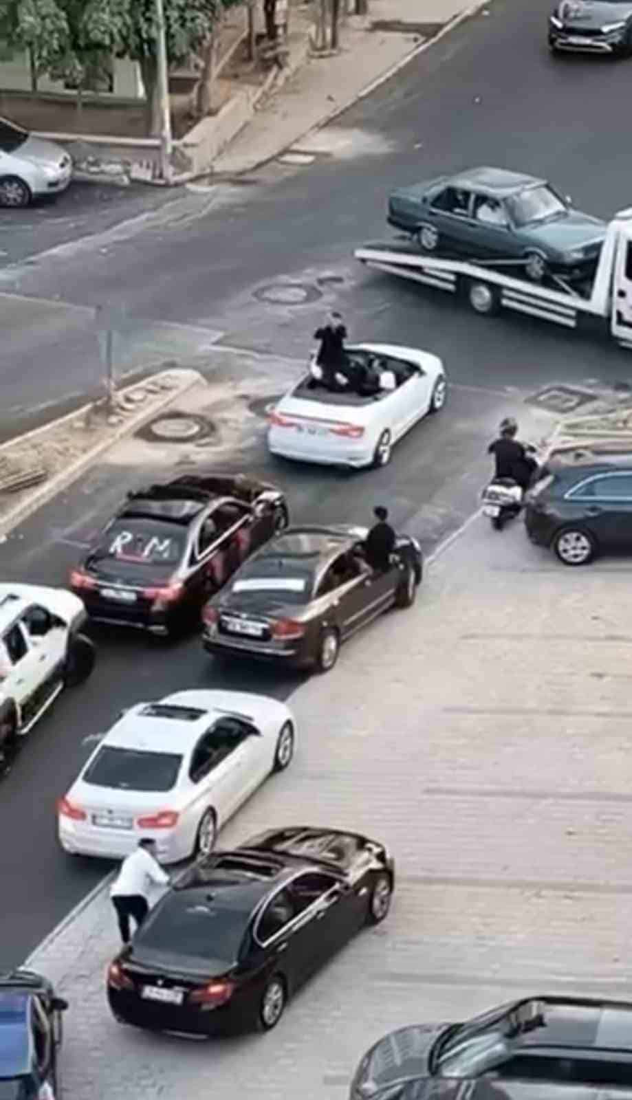BURSA'DA DÜĞÜN KONVOYU YOLU TRAFİĞE KAPATTI