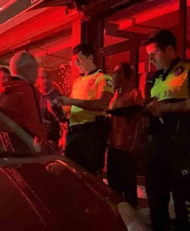 İNEGÖL İLÇESİNDE ALKOLLÜ ŞEKİLDE ARAÇLA SEYREDEN 5 KİŞİ, POLİS EKİPLERİNCE DURDURULDU. ARAÇTAN İNDİRİLEN ŞAHISLAR SÜREKLİ KONUŞARAK EKİPLERİ OYALAMAYA ÇALIŞIP, TRAFİK POLİSİNİN SABRINI SINADI.