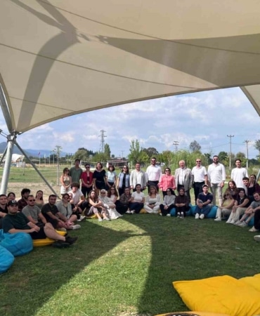 NİLÜFER SÜRDÜRÜLEBİLİR GELECEK YAZ KAMPLARI KAPSAMINDA DÜZENLENEN GENÇLİK VE SPOR KAMPI, 40’A YAKIN GENCİ NİLÜFER BELEDİYESİ FADILLI HAVACILIK VE DOĞA SPORLARI MERKEZİ’NDE BİR ARAYA GETİRDİ. ‘YEŞİL BECERİLER’ TEMASIYLA GERÇEKLEŞEN KAMPTA GENÇLER, SPOR ETKİNLİKLERİNİN YANI SIRA SÜRDÜRÜLEBİLİRLİK ODAKLI ATÖLYELERE KATILDI.