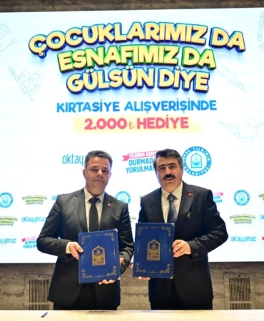 YILDIRIM BELEDİYESİ, YENİ EĞİTİM-ÖĞRETİM YILI ÖNCESİNDE 6 BİN ÖĞRENCİYE 2 BİN TL’LİK KIRTASİYE DESTEĞİ SAĞLAYACAK. BURSA MATBAACILAR VE KIRTASİYECİLER ODASI İŞBİRLİĞİYLE HAYATA GEÇİRİLEN PROJE ÖĞRENCİLERE VE AİLELERE DESTEK OLURKEN, YILDIRIM’DAKİ YEREL ESNAFA DA KATKI SUNACAK.